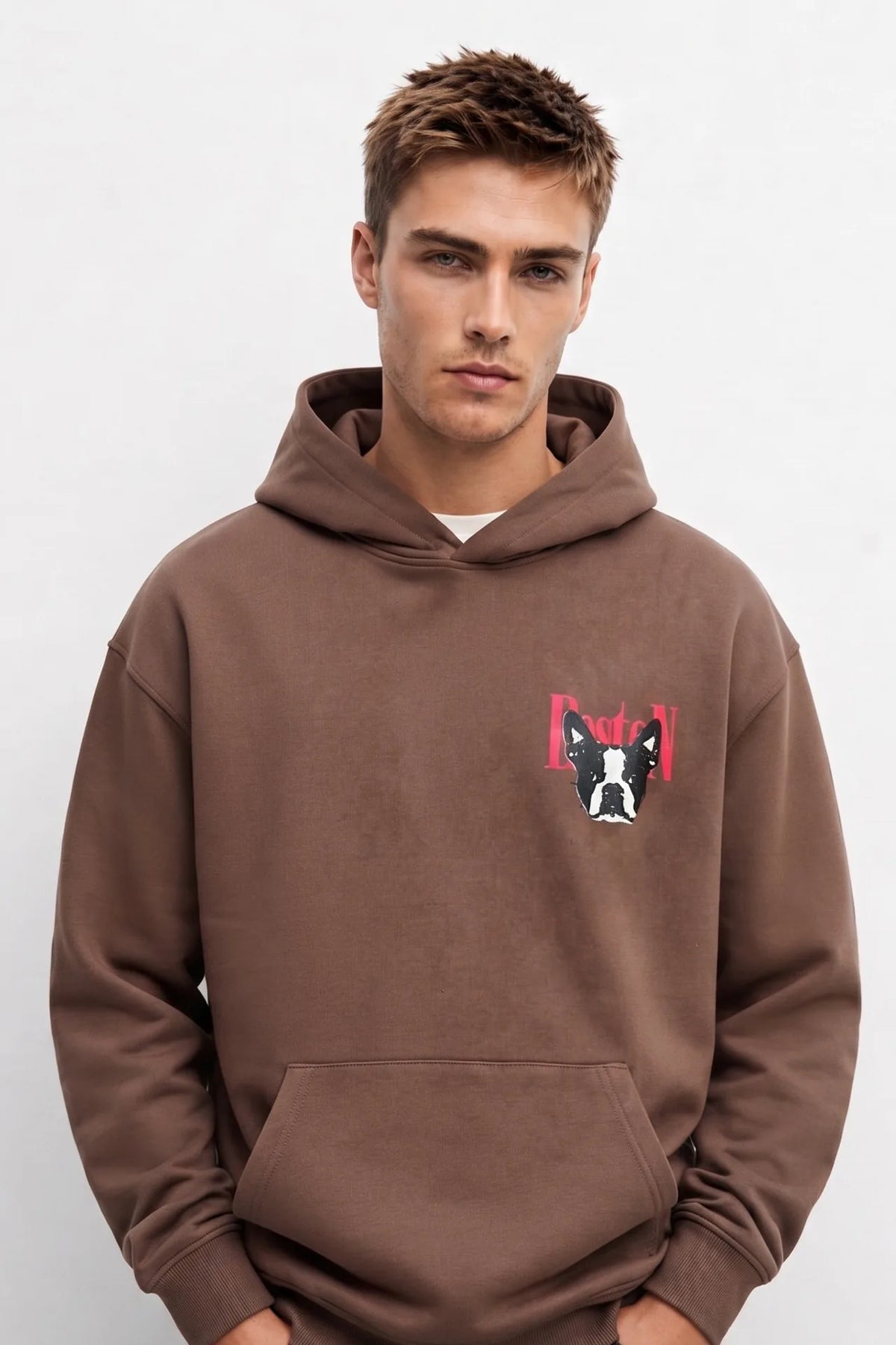 Sudadera marrón oversize de hombre con capucha y gráfico de perro Boston en el pecho
