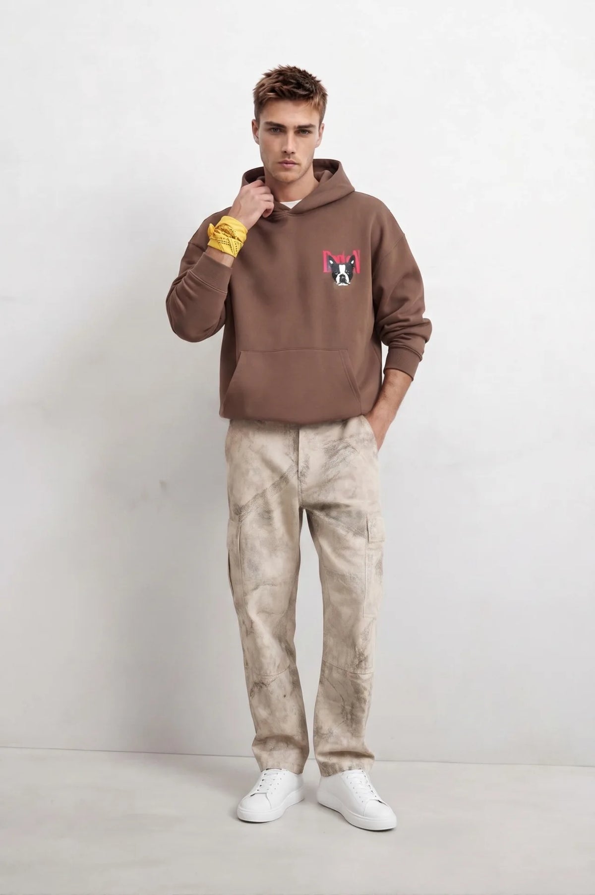 Look de cuerpo entero con sudadera marrón Boston y pantalones cargo claros