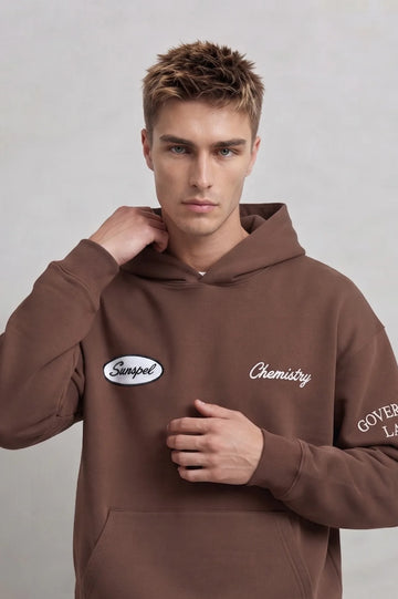 Sudadera marrón oversize de hombre con capucha letras blancas Chemistry y motivo ovalado en el pecho