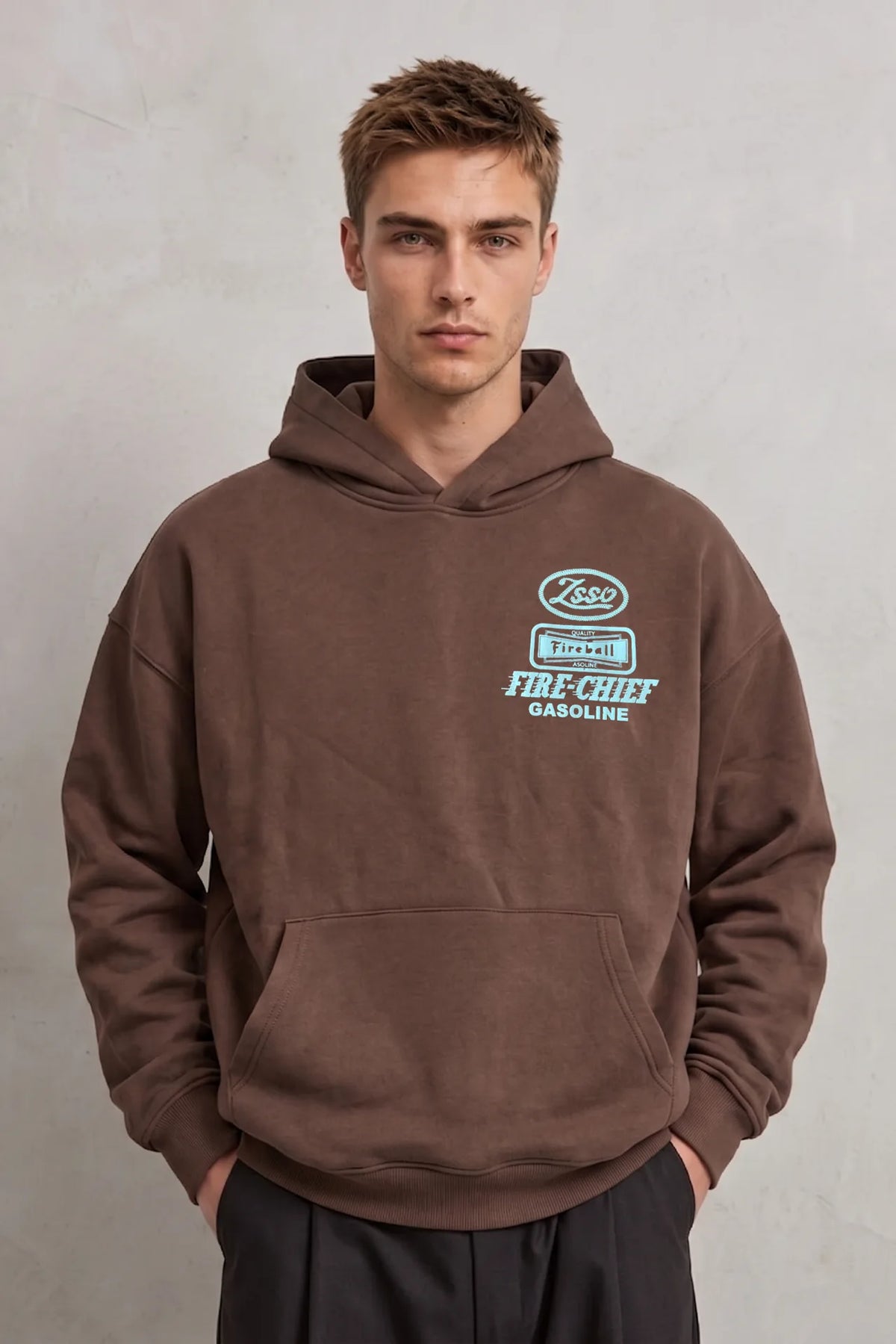 Sudadera marrón oversize de hombre con capucha y letras azul claro de inspiración gasolina y racing en el pecho