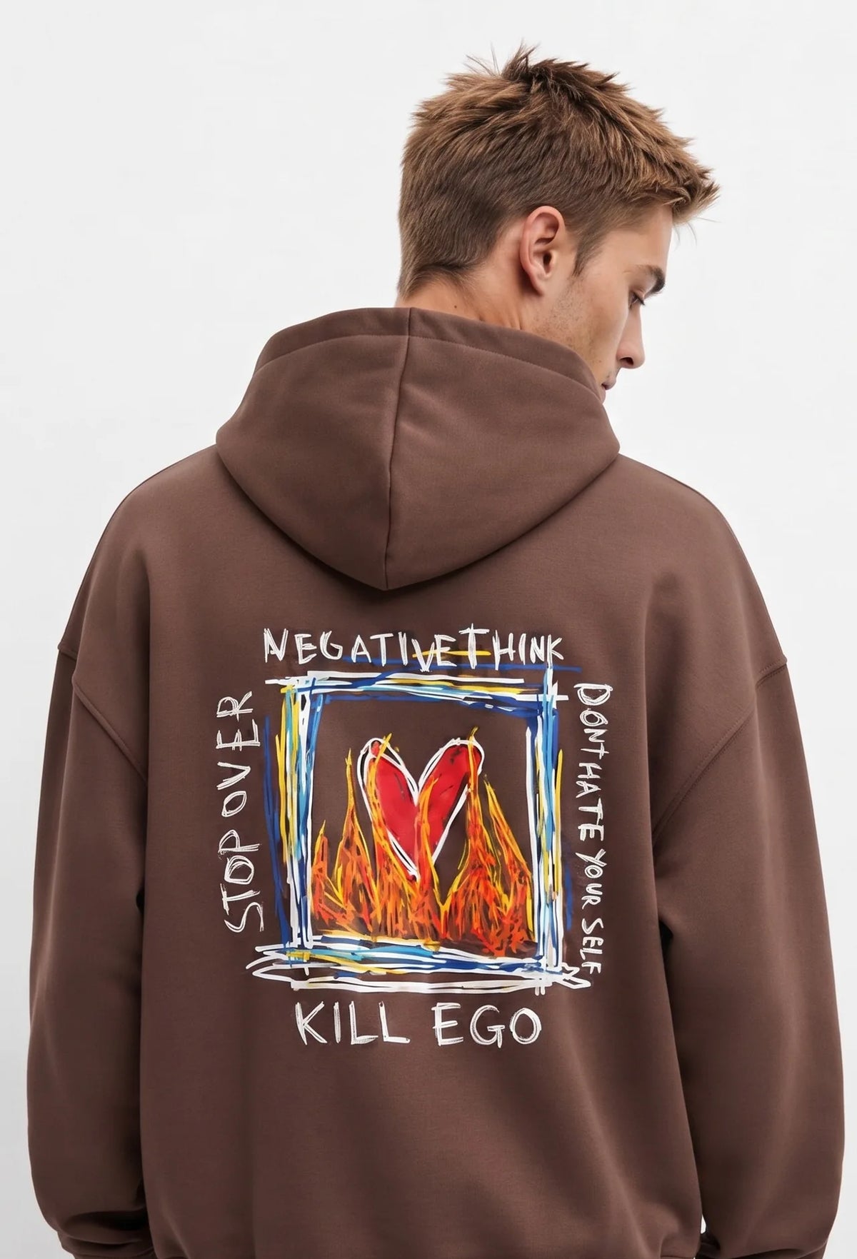 Espalda de sudadera marrón con corazón rojo en llamas marco de trazos multicolor y letras blancas Kill Ego