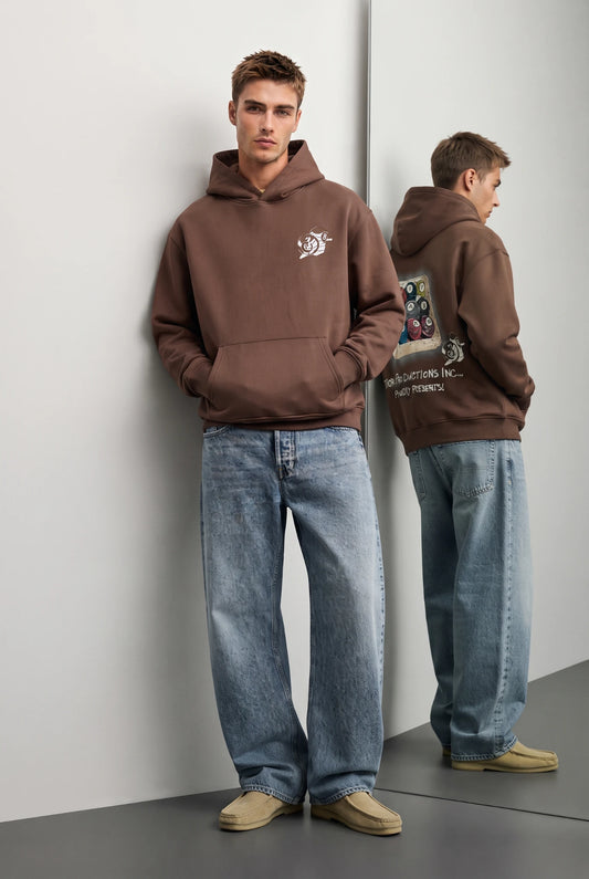 Sudadera marrón oversize de hombre con capucha, vista frontal y espalda reflejada en espejo