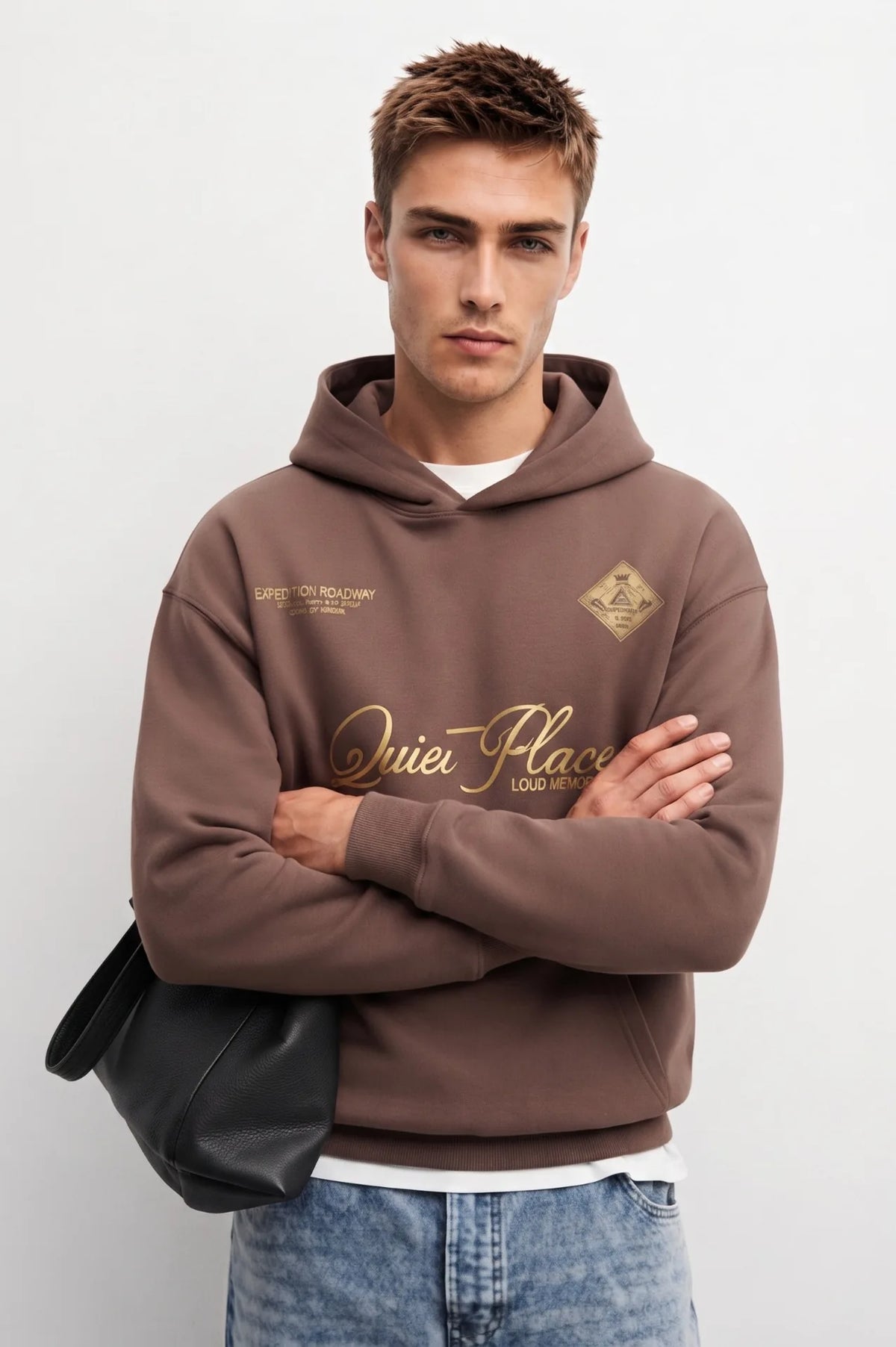 Sudadera marrón oversize de hombre con capucha y letras color ocre Quiet Place en el frontal