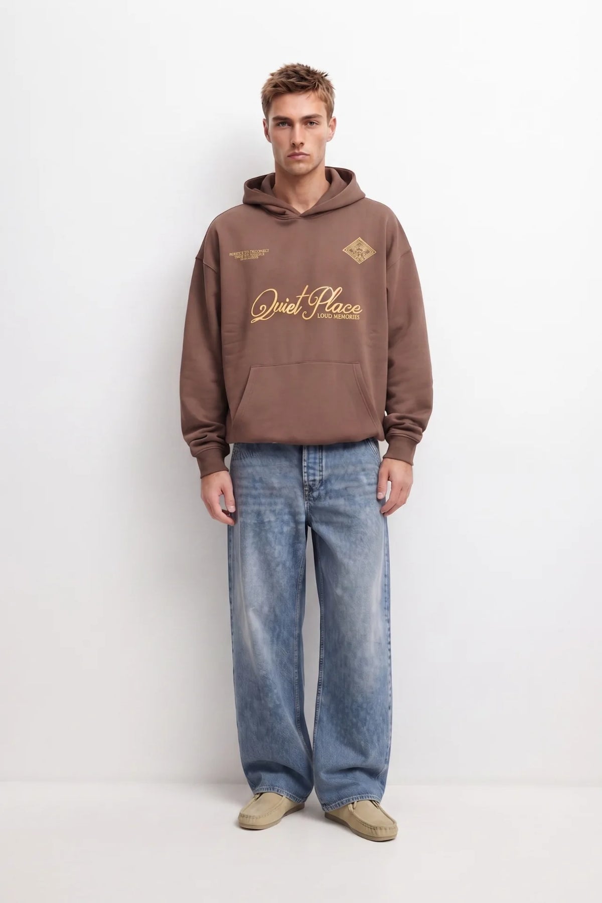 Look de cuerpo entero con sudadera marrón Quiet Place y vaqueros azules