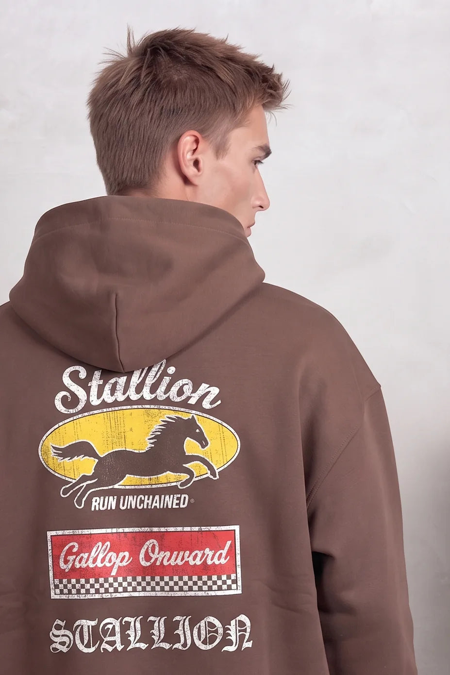 Espalda de sudadera marrón Stallion con caballo sobre óvalo amarillo y gráfico rojo Gallop Onward