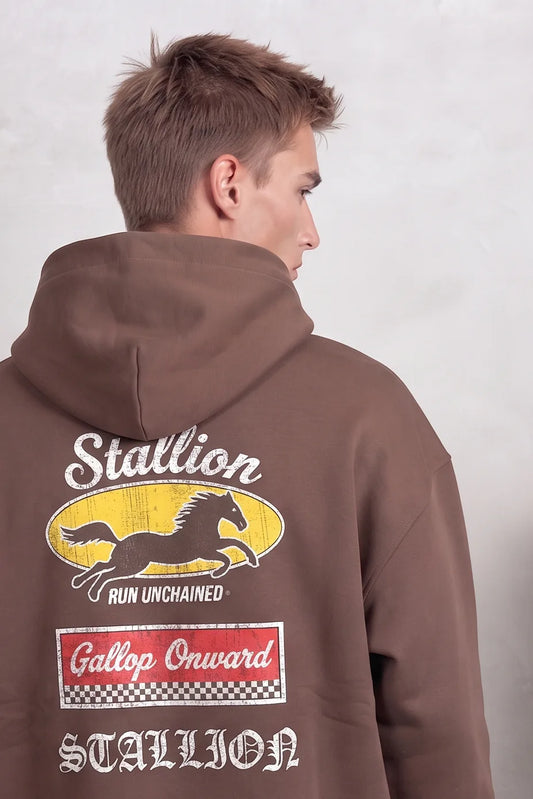 Espalda de sudadera marrón Stallion con caballo sobre óvalo amarillo y gráfico rojo Gallop Onward