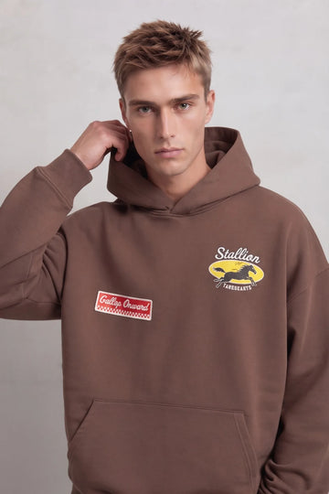 Sudadera marrón oversize de hombre con capucha y gráficos Stallion de caballo y Gallop Onward en el pecho