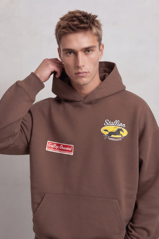 Sudadera marrón oversize de hombre con capucha y gráficos Stallion de caballo y Gallop Onward en el pecho