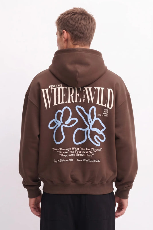 Espalda de sudadera marrón con letras Where the Wild en color crema y flores de líneas azules