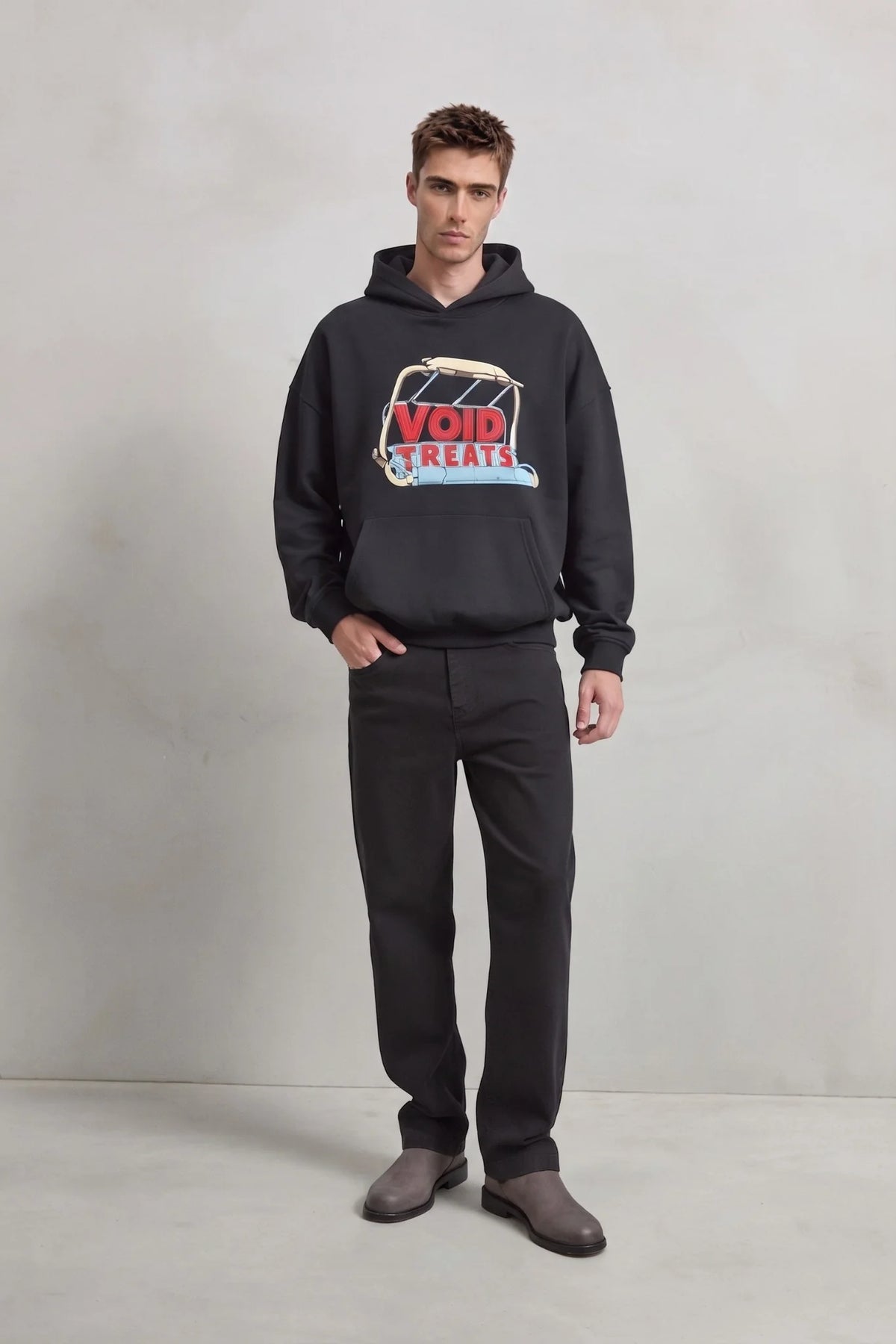 Sudadera negra oversize con capucha y estampado frontal para hombre, vista de cuerpo entero