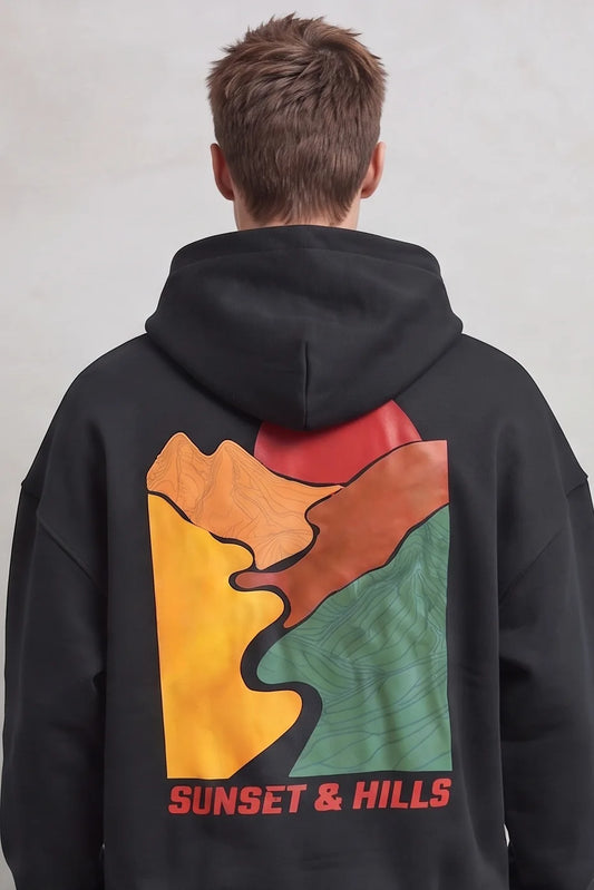 Espalda de sudadera negra con gran paisaje abstracto de montañas, sol y colores amarillo naranja verde y rojo