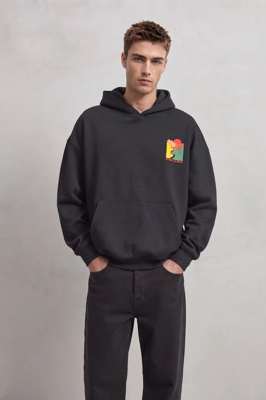 Sudadera negra oversize de hombre con capucha y pequeño gráfico de paisaje Sunset and Hills en el pecho