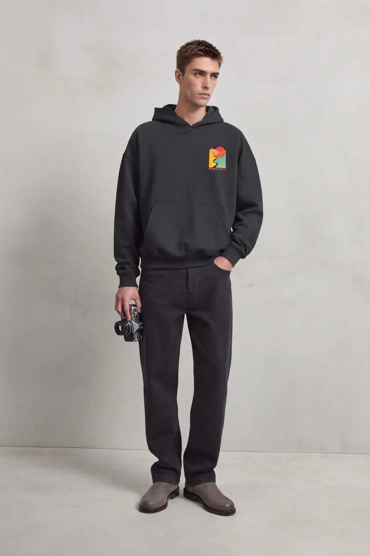 Look de cuerpo entero con sudadera negra Sunset and Hills y pantalones negros