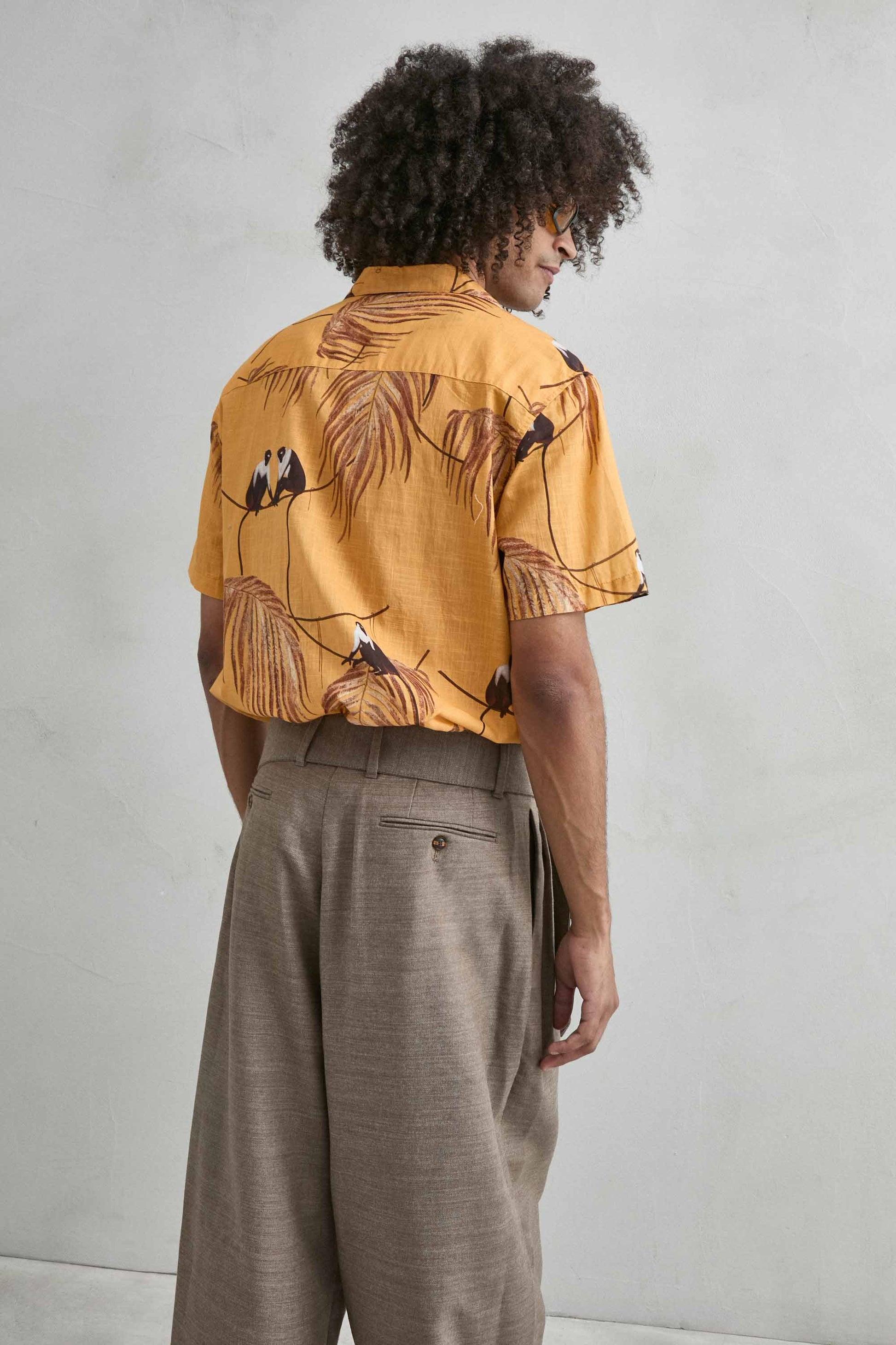 Tejido algodón ligero camisa amarilla verano hombre