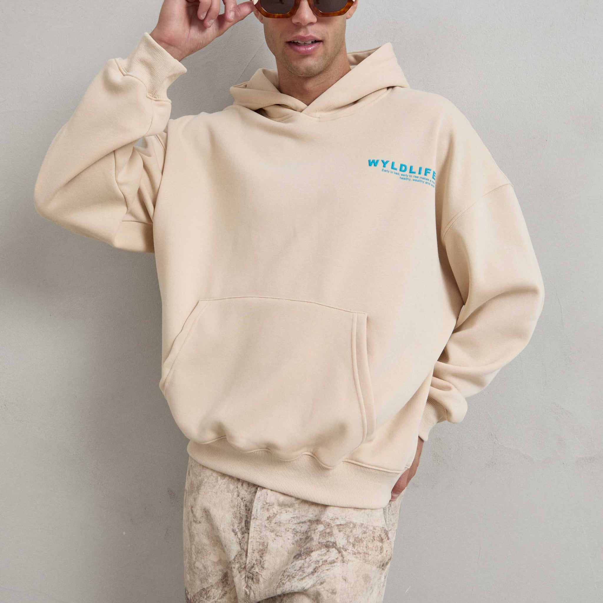 Sudadera beige con estampado WILDLIFE en el frente