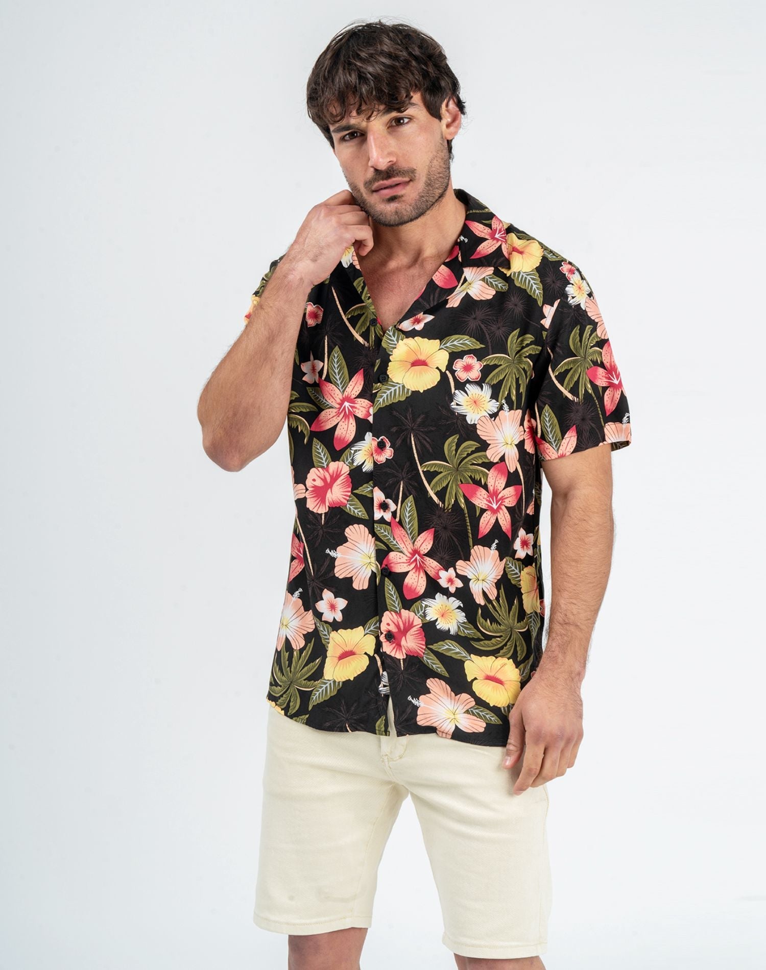 Camisa hawaiana de palmera y florCamisas manga cortaNegroS