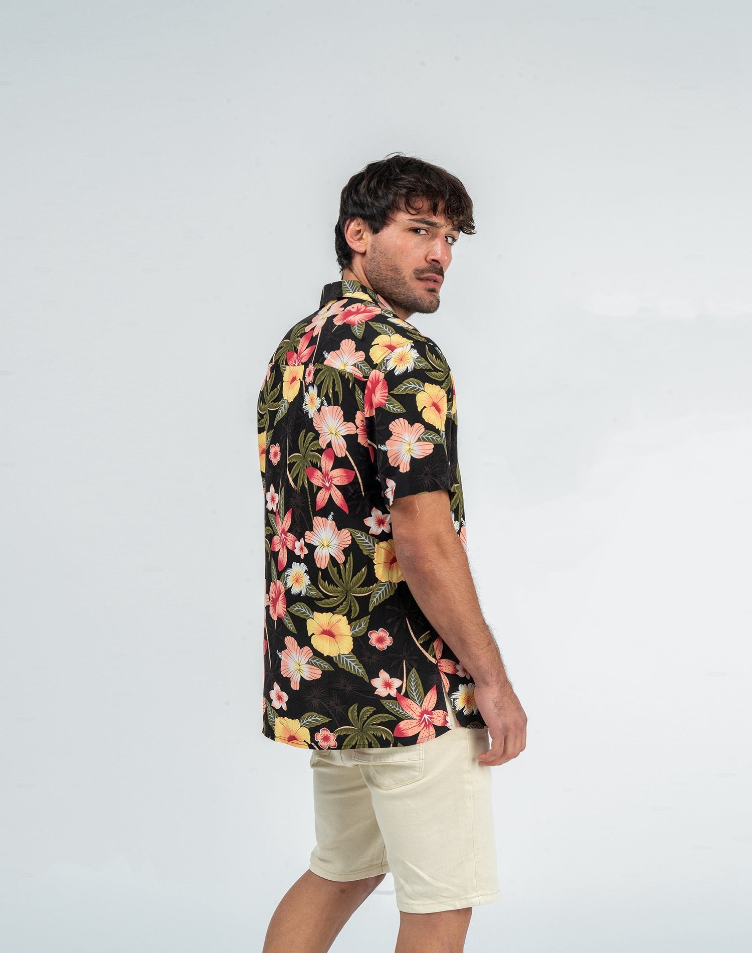 Camisa hawaiana de palmera y florCamisas manga cortaNegroS