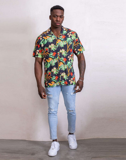 Camisa hawaiana de palmeras con hojasCamisas manga cortaNegroS
