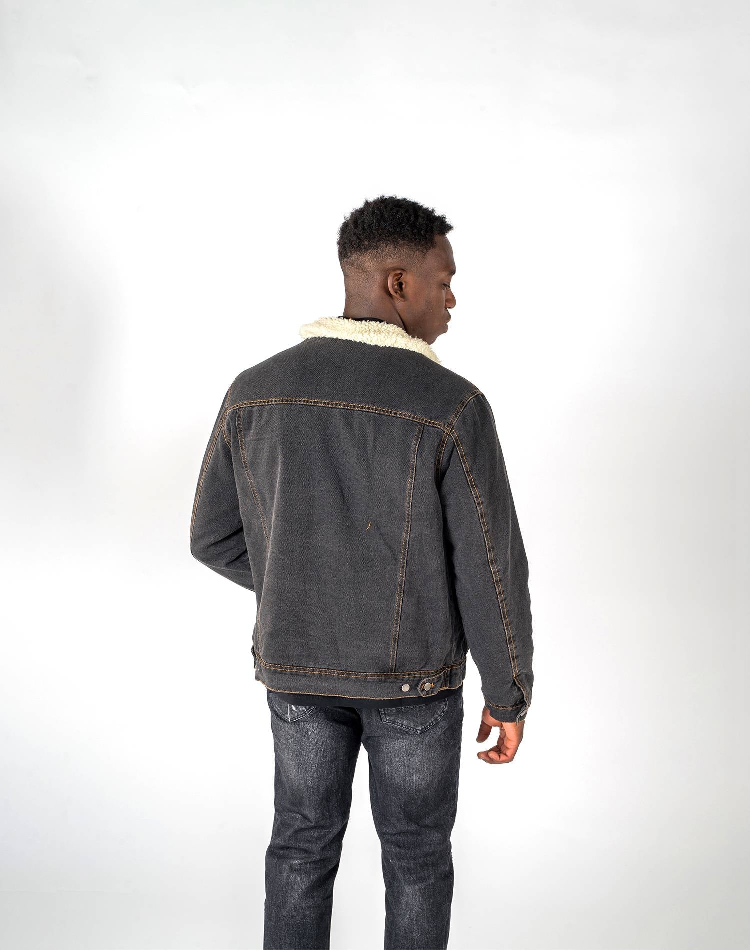 Chaqueta vaquera con borrego en el cuello negra